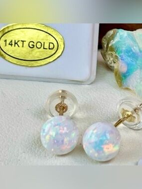 2.6ct 14KT Opal 6mm full round crystal Opal. 14k Yellow Gold